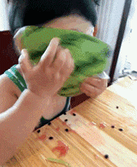 小男孩吃西瓜的表情包